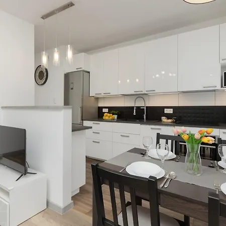 Goclaw & 2 Bedrooms & Parking & Balcony By Renters 바르샤바