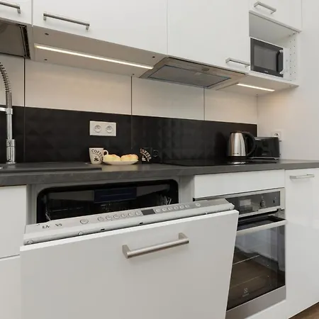 Goclaw & 2 Bedrooms & Parking & Balcony By Renters *