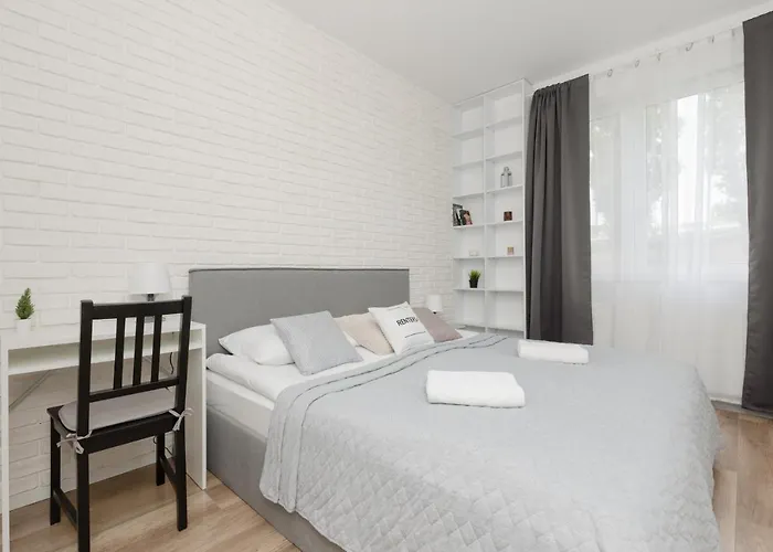 Goclaw & 2 Bedrooms & Parking & Balcony By Renters Apartamento