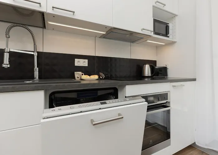 Goclaw & 2 Bedrooms & Parking & Balcony By Renters *