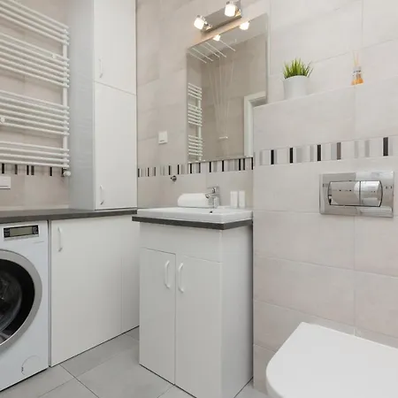 Daire Goclaw & 2 Bedrooms & Parking & Balcony By Renters Varşova